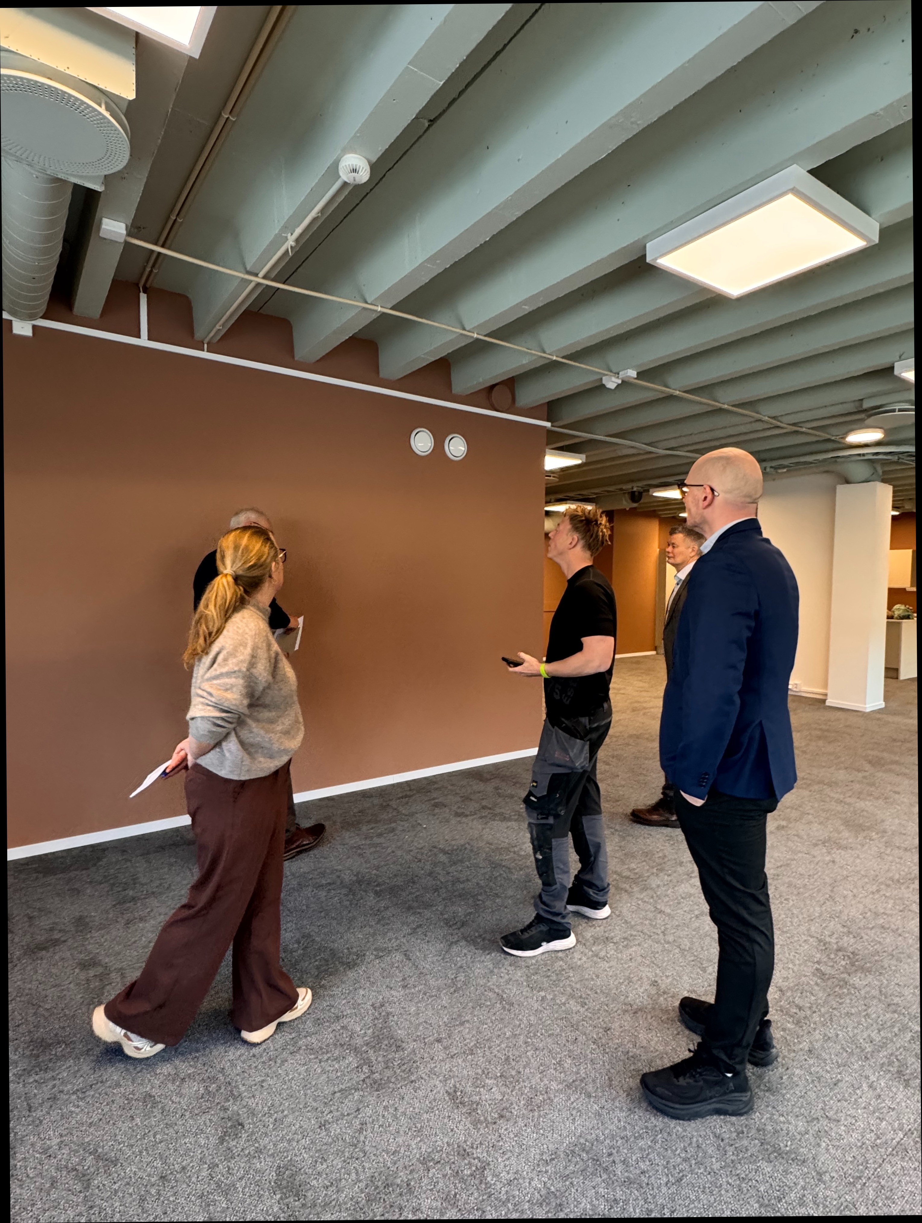 Rustikke industridetaljer kombinert med varme farger i et funksjonelt lokale hvor det er rom for vekst.