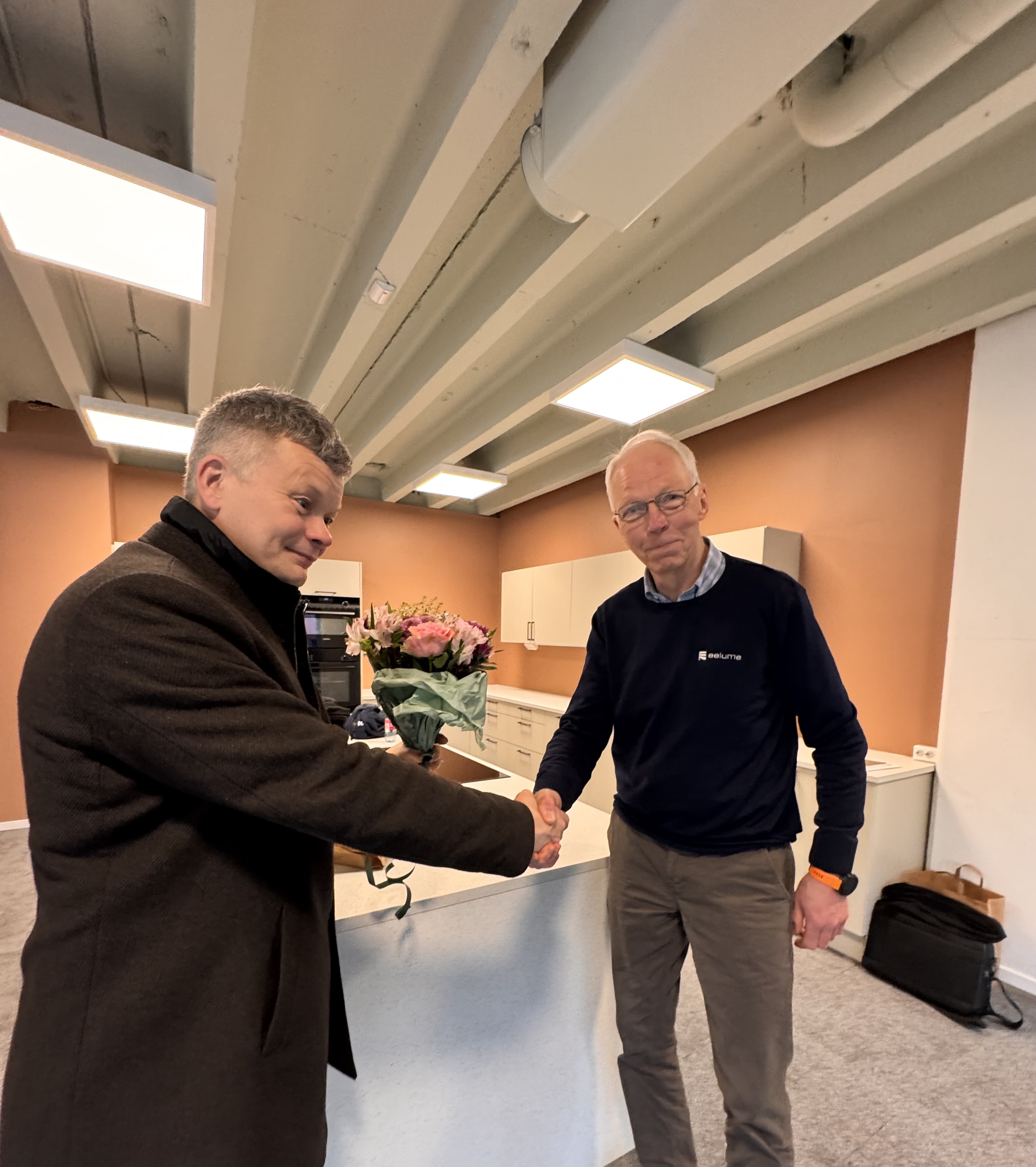 Ragnar Eggen (t.v.) fra Nyhavna Utvikling ønsker Morten Bjerkholt lykke til i nye lokaler.