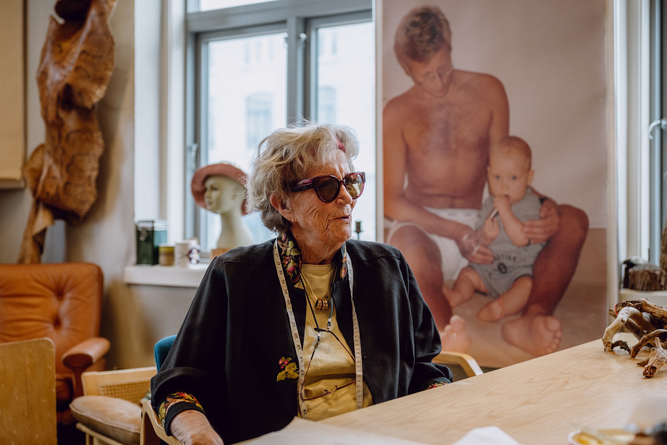 Familie: På veggene i Bjørgs verksted er det både kunst og familiebilder. Sønnen Julius og barnebarnet pryder en større plakat. 