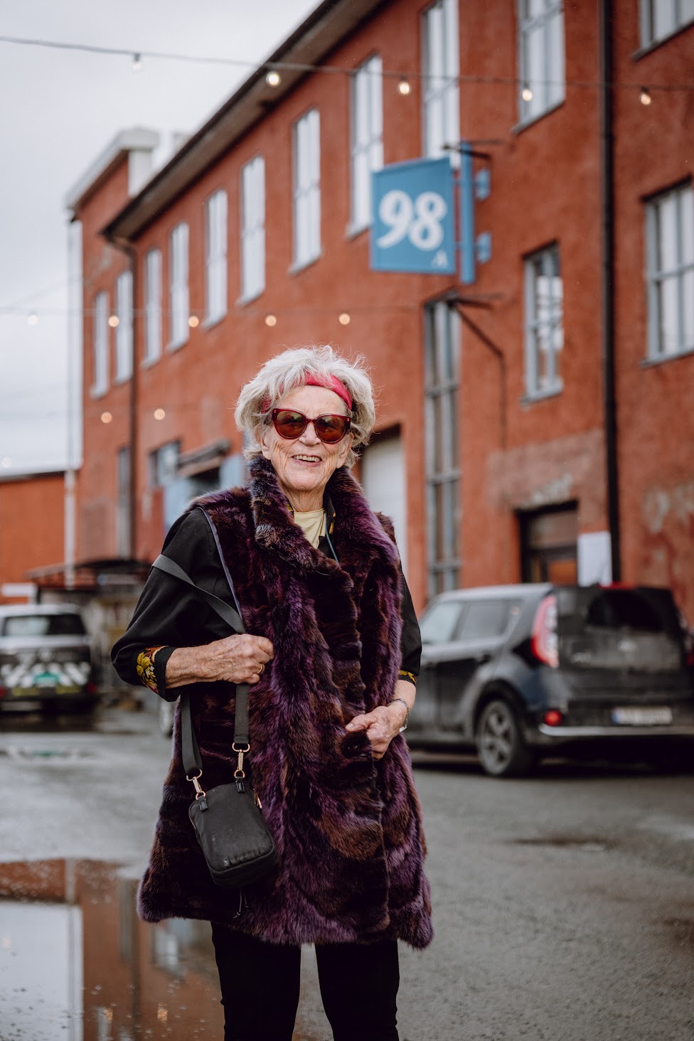 Ikke slutten: Selv om hun nå flytter fra Nyhavna, vil Bjørg fortsatt lage klær. Og hun tenker å komme tilbake på besøk for å se hva kunstnerne hun kjenner driver med. 