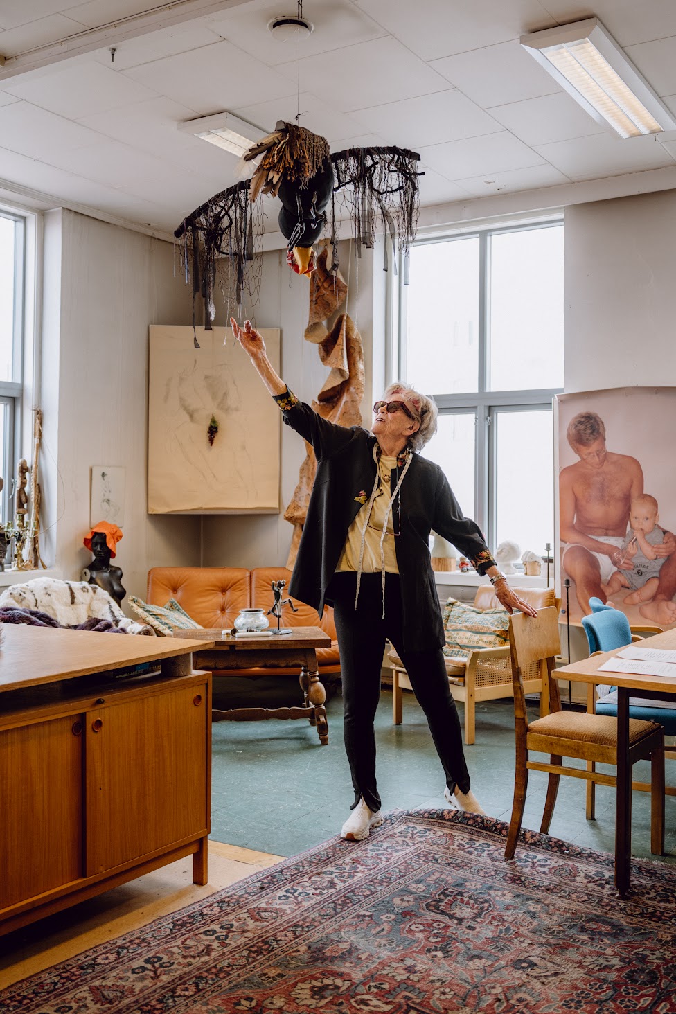 Søppelkråka: Bjørg lager ikke bare klær, hun jobber også med tekstiler som en del av kunstverk, her ser vi henne med «søppelkråka».  