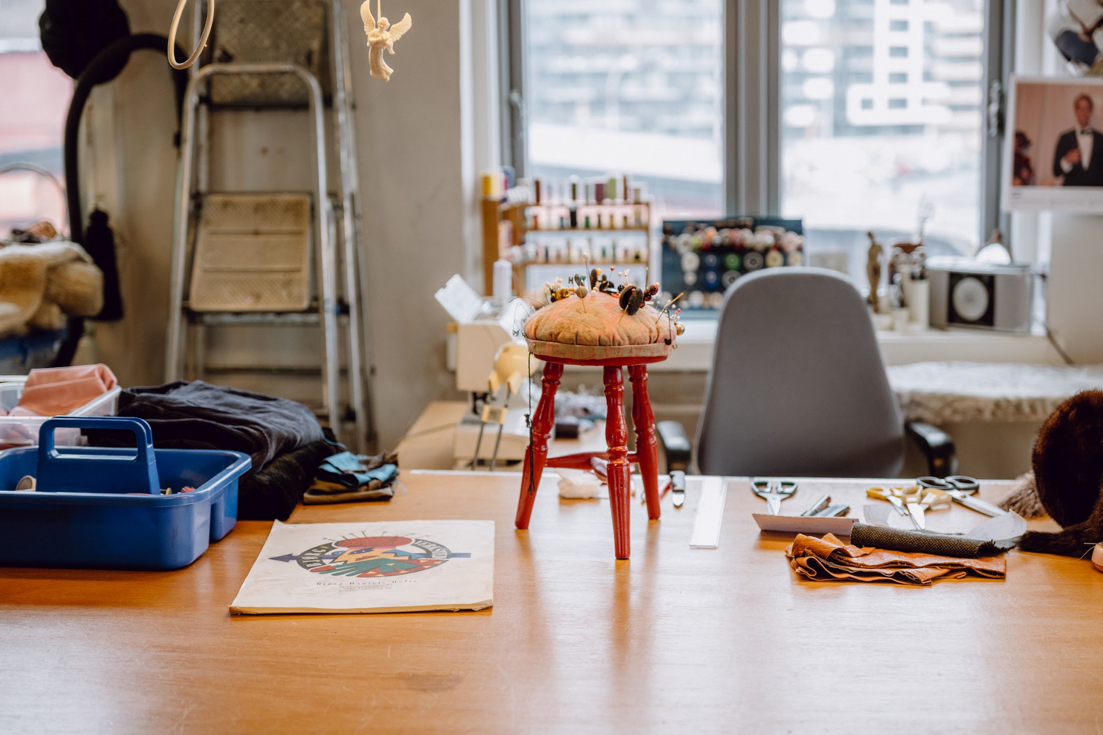 Fysisk arbeid: Hun driver ikke med markedsføring, og jobber ikke med digitale verktøy. Når hun får inn nye plagg, tegner hun raskt og setter i gang med å klippe og sy. 