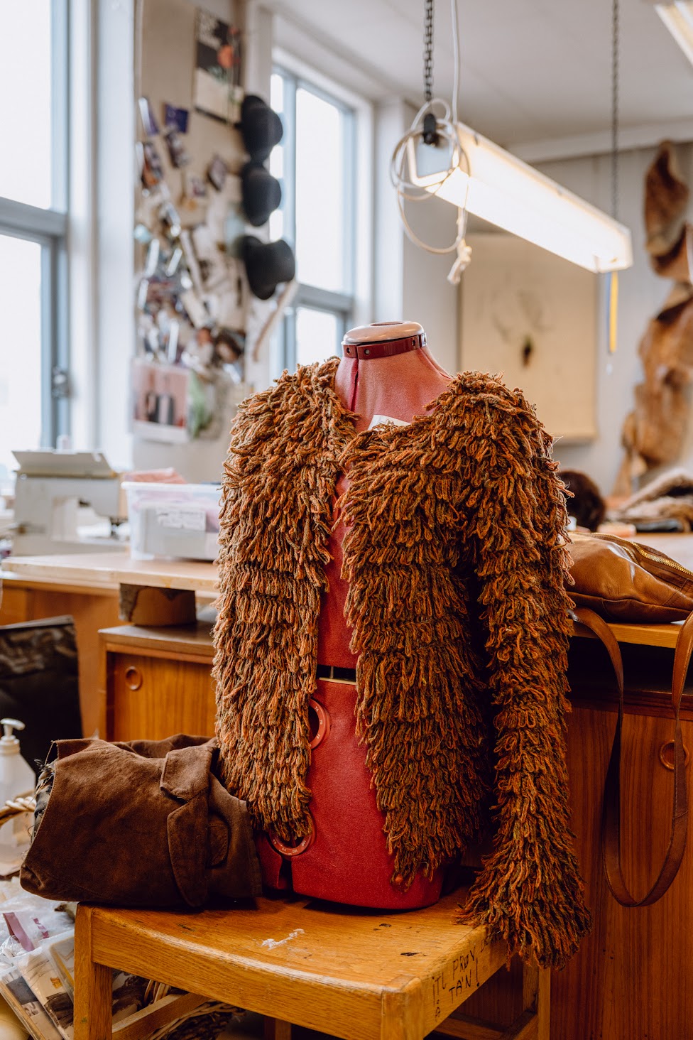 Noe for Stordalen: Bjørg syr mange jakker og vester, og hun kunne gjerne tenkt seg å lage en jakke til hotelldirektør Petter Stordalen. – Hvis han hadde kommet innom, så skulle jeg gjerne laget noe, sier hun. 