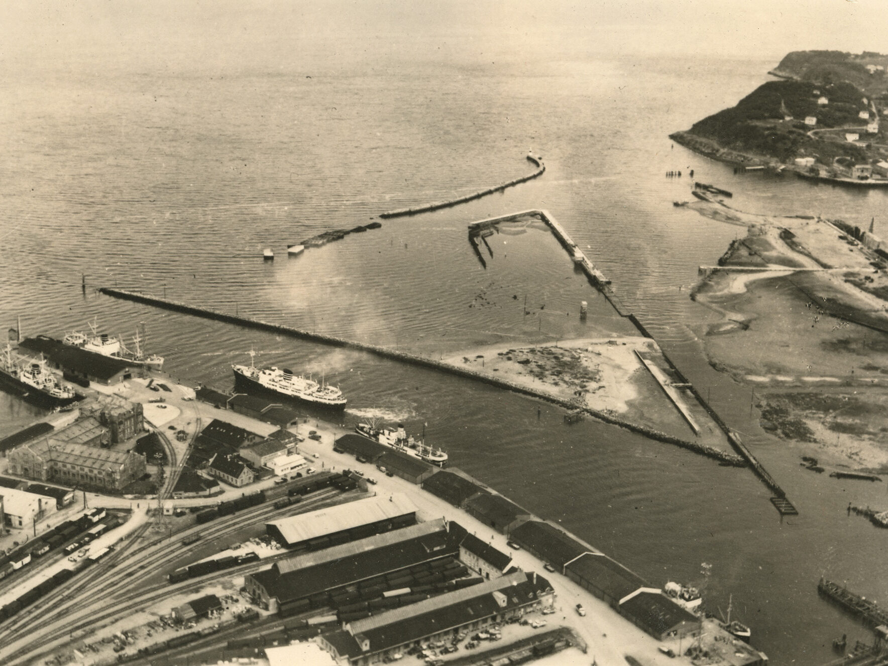 Flyfoto over Nyhavna (ca. 1952) Trondheim byarkiv Foto: Schrøder