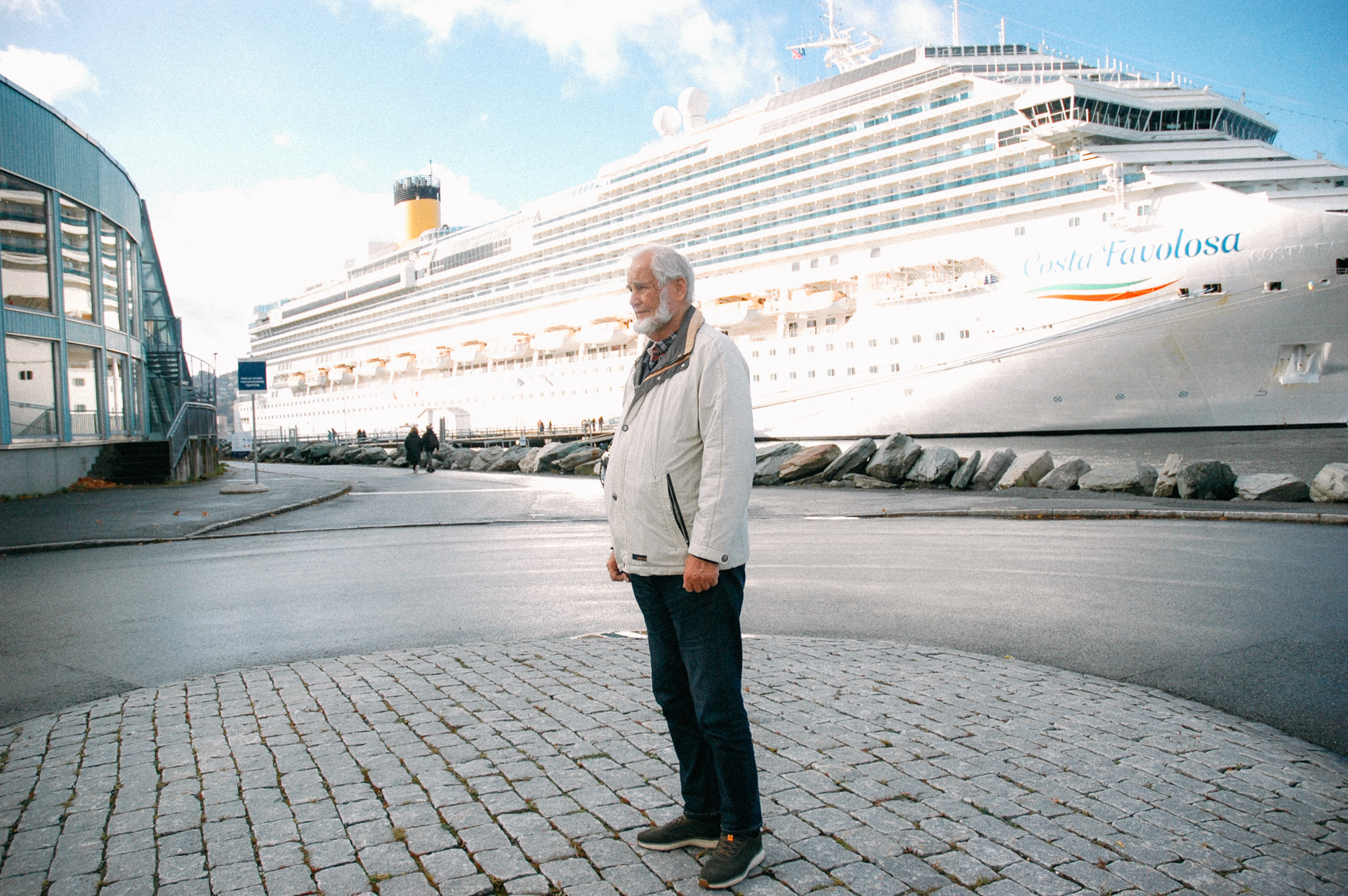 Tore Andreas Torp står på Nyhavna med et stort cruiseskip ved kai i bakgrunnen.